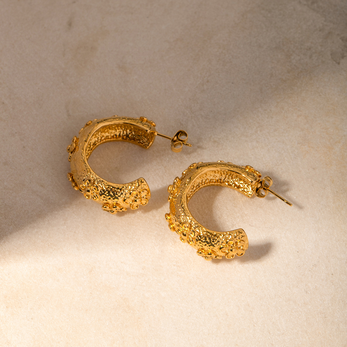 1 paire de boucles d'oreilles créoles rétro en acier inoxydable plaqué or 18 carats pour femme de la série Classic h5 